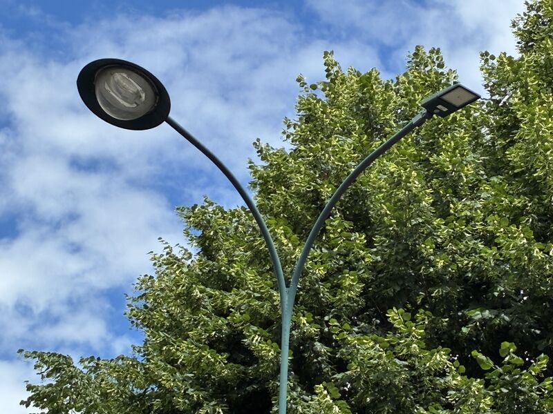 Vilken är den vanligaste färgen för gatubelysningsstolpar och armaturer?
